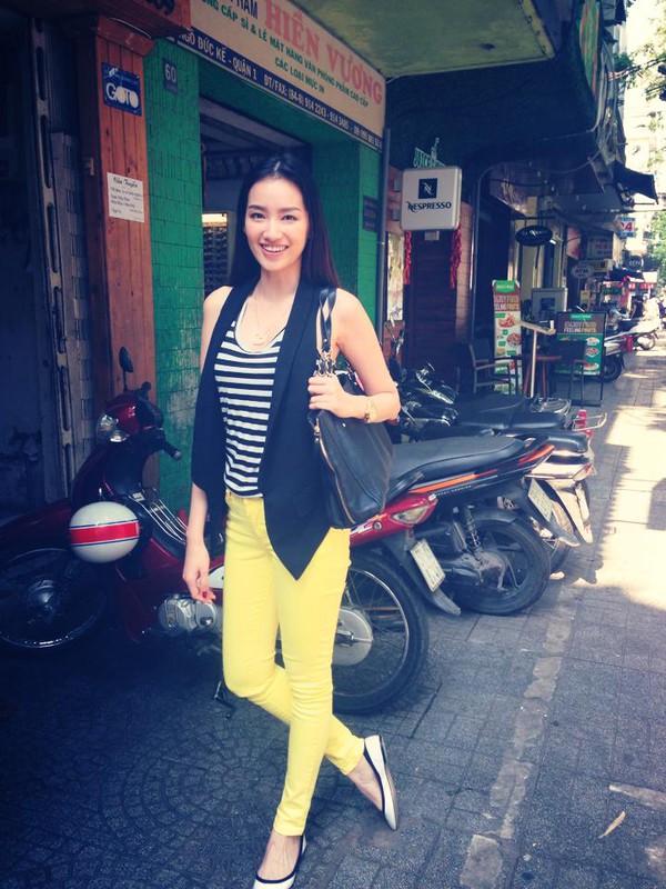 H&agrave; Hồ, Thanh Hằng, Ngọc Trinh trẻ trung với đồ m&agrave;u cơ bản 6