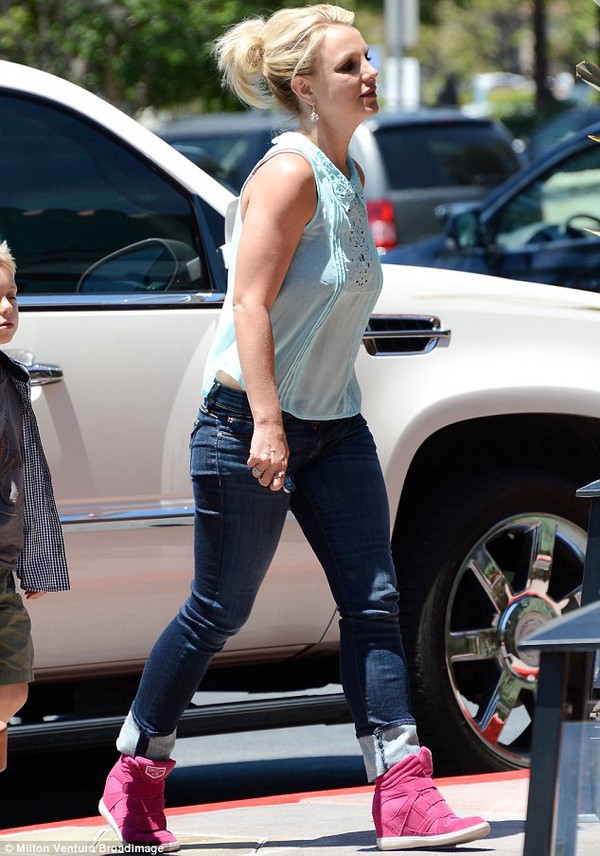Britney Spears ăn mặc khó hiểu đưa con trai đi ăn 1