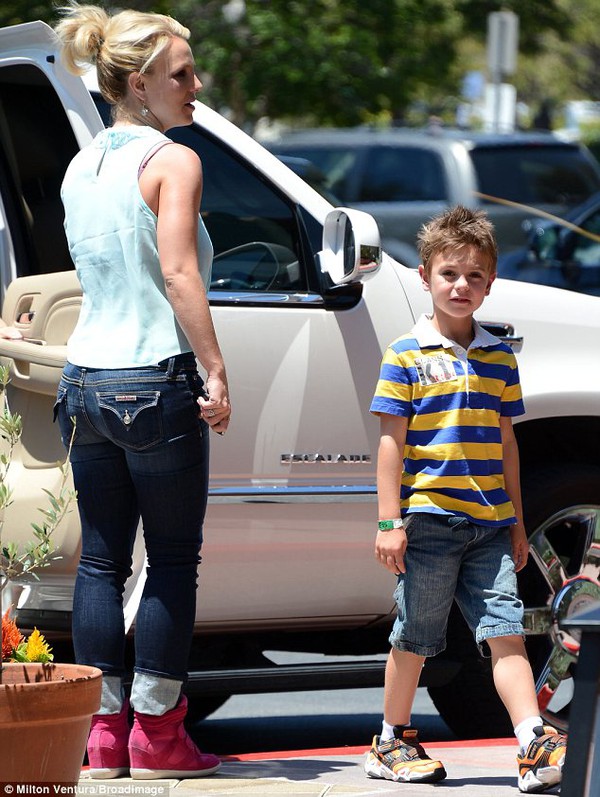 Britney Spears ăn mặc khó hiểu đưa con trai đi ăn 3