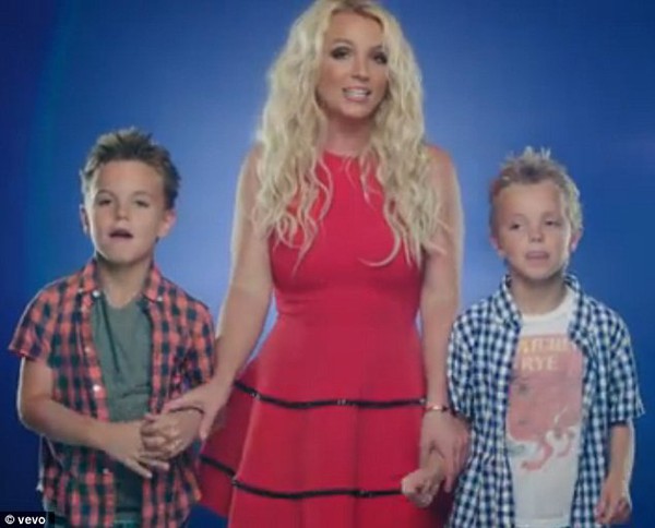 Britney Spears ăn mặc kh&oacute; hiểu đưa con trai đi ăn 4