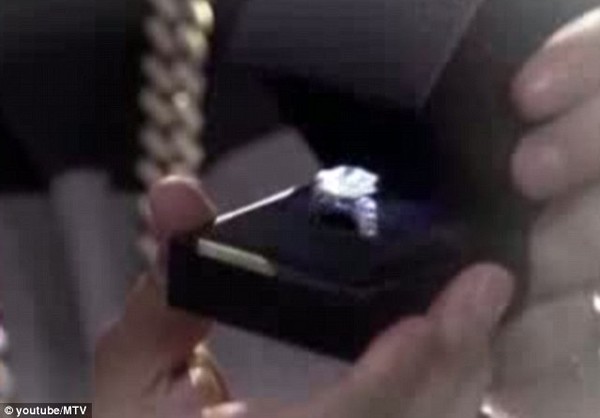 Nicki Minaj khoe nhẫn đính hôn kim cương 