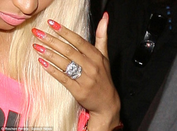 Nicki Minaj khoe nhẫn đính hôn kim cương 