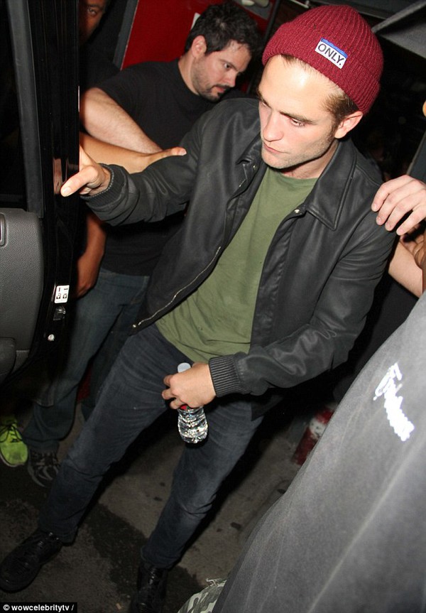 Robert Pattinson tiệc tùng thâu đêm để quên Kristen Stewart 2