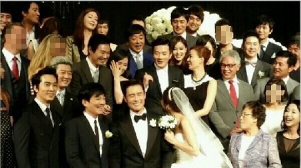 Lee Byung Hun và Lee Min Jung cười không ngớt trong lễ cưới 3
