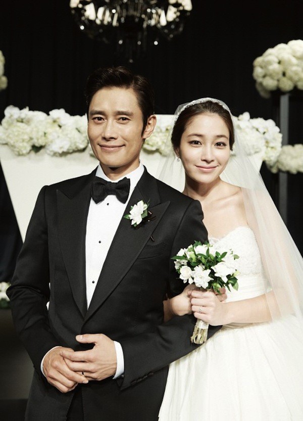 Lee Byung Hun và Lee Min Jung cười không ngớt trong lễ cưới 6