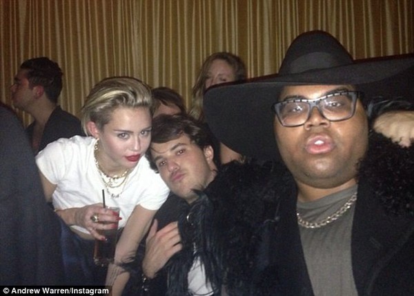 Miley Cyrus thân thiết với cô đào hư hỏng Lindsay Lohan  2