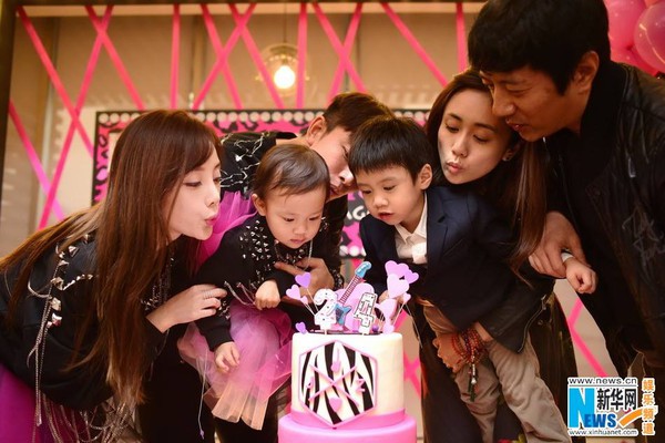 Lý Tiểu Lộ tổ chức sinh nhật tràn ngập màu hồng cho con gái 3