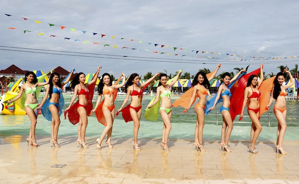 Thí sinh Hoa hậu Việt Nam 2014 hấp dẫn với bikini đầy sắc màu 4