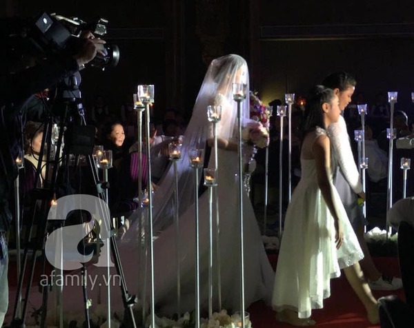 Lam Trường lãng mạn hát tặng cô dâu 9X trong đám cưới 10