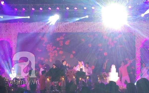 Lam Trường lãng mạn hát tặng cô dâu 9X trong đám cưới 13