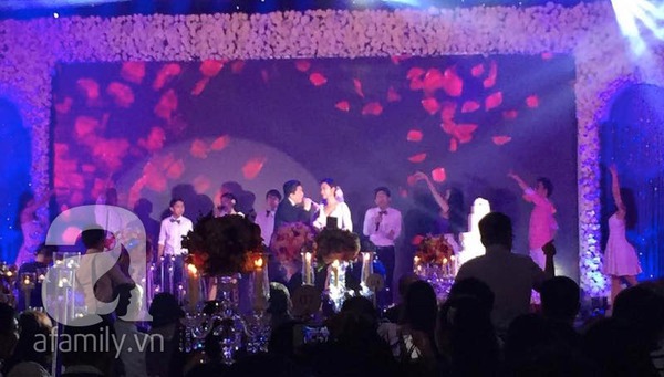 Lam Trường lãng mạn hát tặng cô dâu 9X trong đám cưới 14