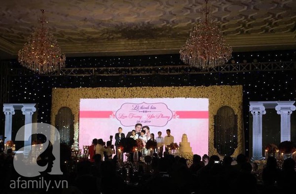 Lam Trường lãng mạn hát tặng cô dâu 9X trong đám cưới 8