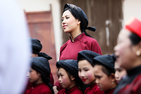 Nguyễn Thị Loan xinh đẹp trong trang phục áo dài cổ 12