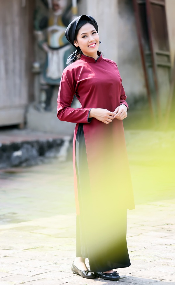 Nguyễn Thị Loan xinh đẹp trong trang phục áo dài cổ 10