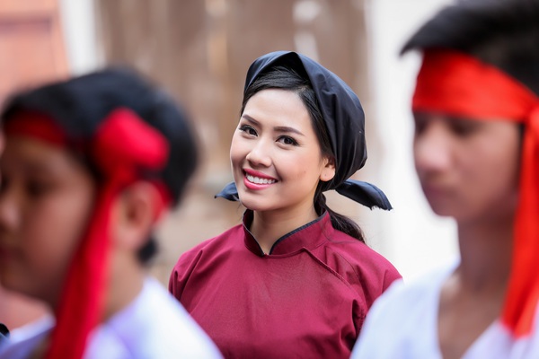 Nguyễn Thị Loan xinh đẹp trong trang phục áo dài cổ 1