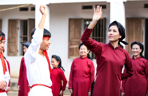 Nguyễn Thị Loan xinh đẹp trong trang phục áo dài cổ 2