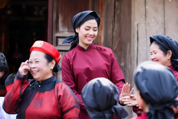 Nguyễn Thị Loan xinh đẹp trong trang phục áo dài cổ 3
