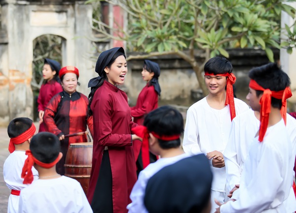 Nguyễn Thị Loan xinh đẹp trong trang phục áo dài cổ 13