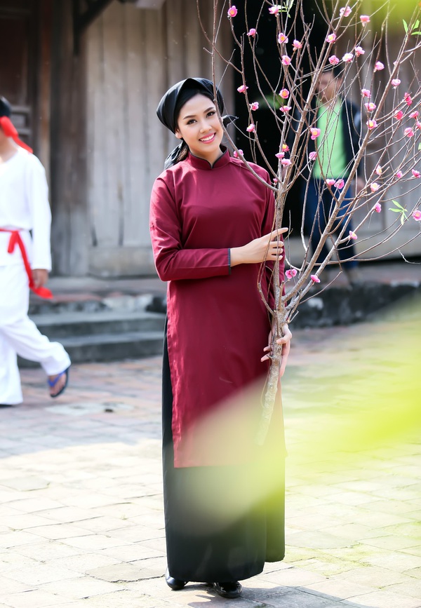 Nguyễn Thị Loan xinh đẹp trong trang phục áo dài cổ 6