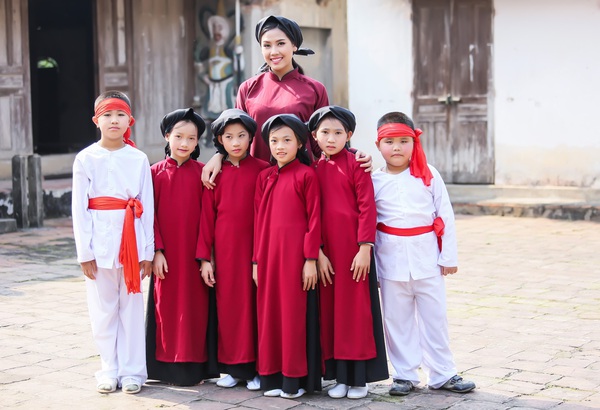 Nguyễn Thị Loan xinh đẹp trong trang phục áo dài cổ 7