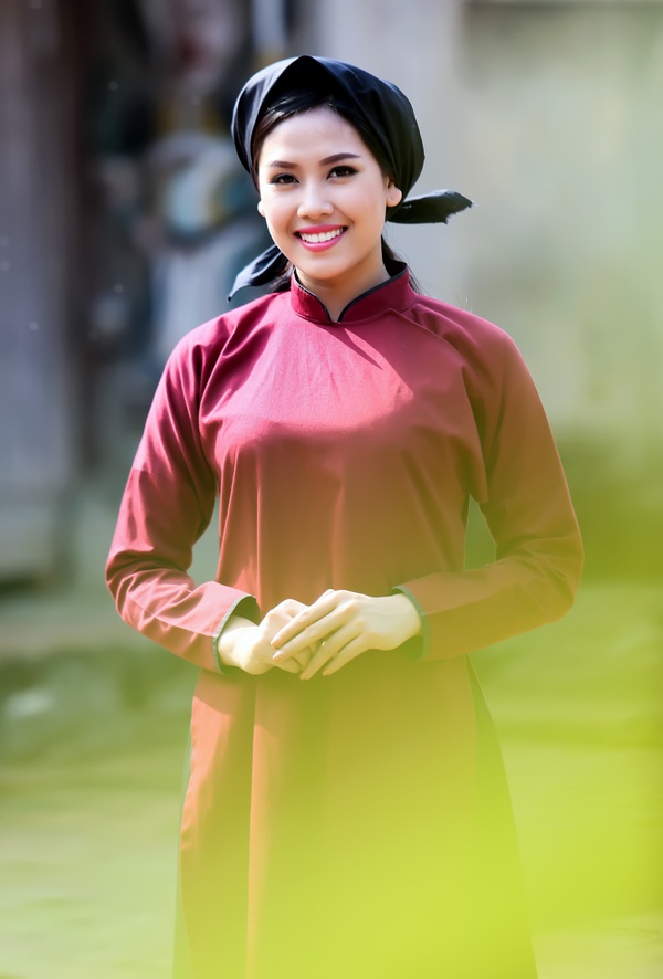 Nguyễn Thị Loan xinh đẹp trong trang phục áo dài cổ 8