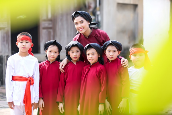 Nguyễn Thị Loan xinh đẹp trong trang phục áo dài cổ 11