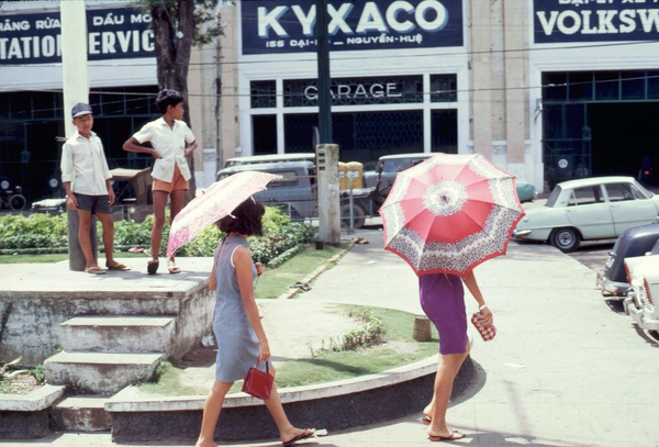 Chùm ảnh cuộc sống phóng khoáng của phụ nữ Sài Gòn những năm 60 3