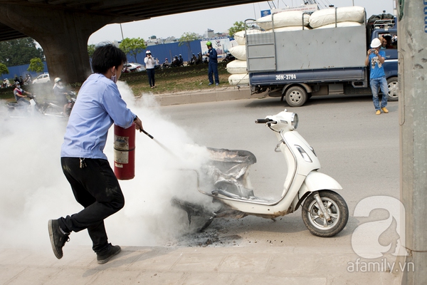 Lại một phụ nữ bị cháy xe khi đang đi trên đường 3