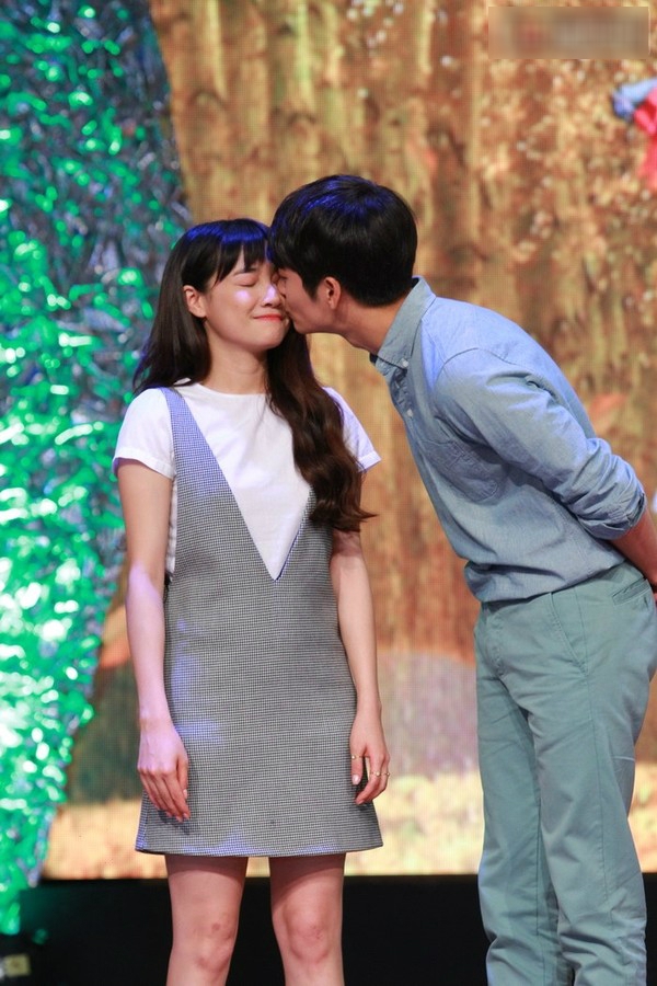 Kang Tae Oh hôn má Nhã PHương