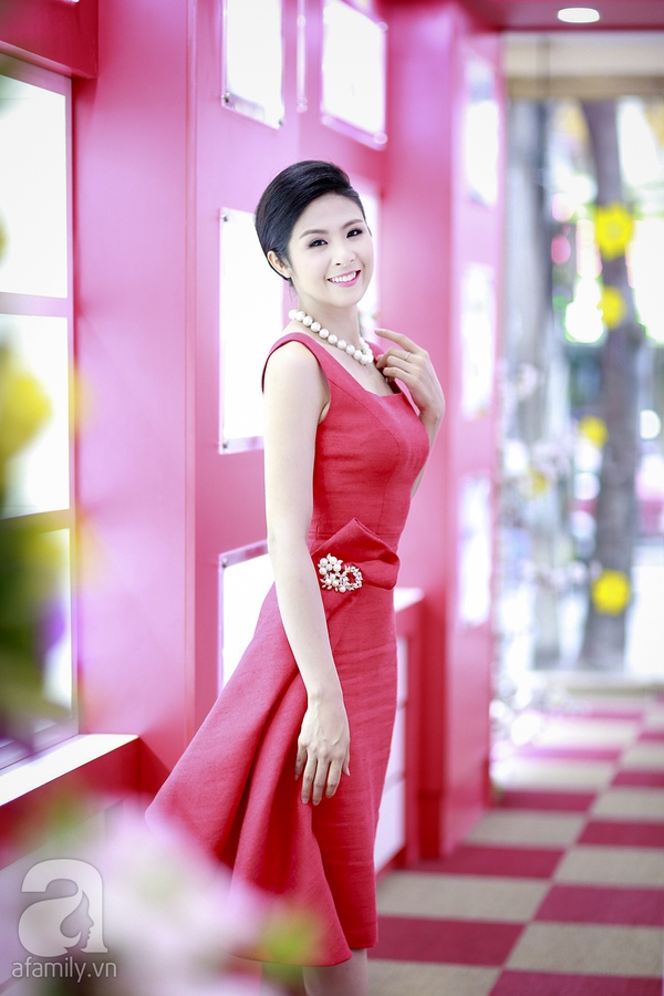 Hoa hậu Ngọc Hân tạo dáng điệu đà với đầm hồng nữ tính 1