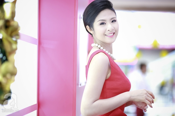Hoa hậu Ngọc Hân tạo dáng điệu đà với đầm hồng nữ tính 2