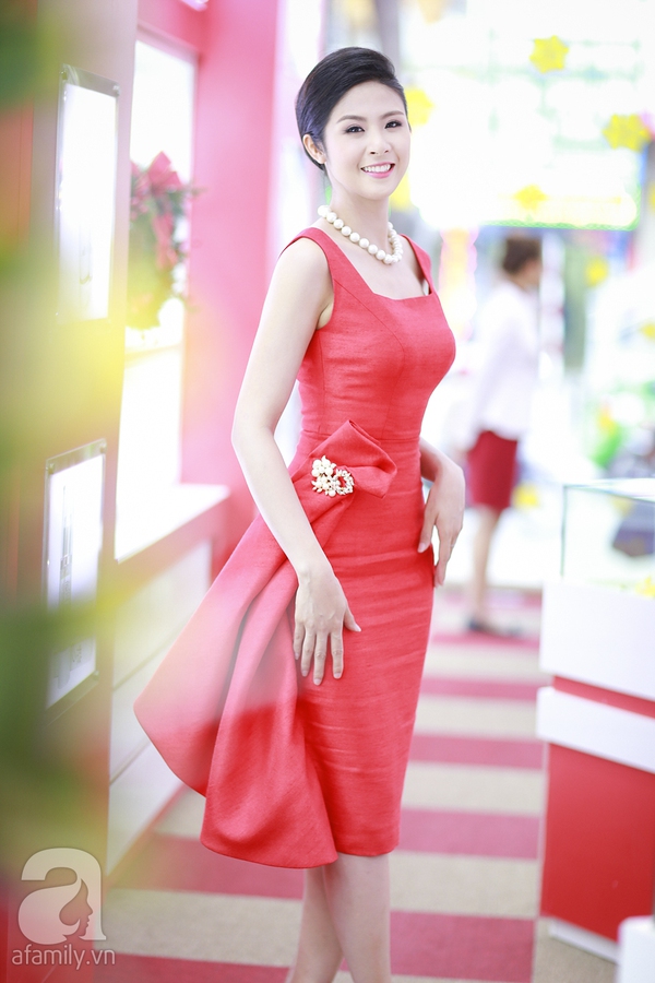 Hoa hậu Ngọc Hân tạo dáng điệu đà với đầm hồng nữ tính 3