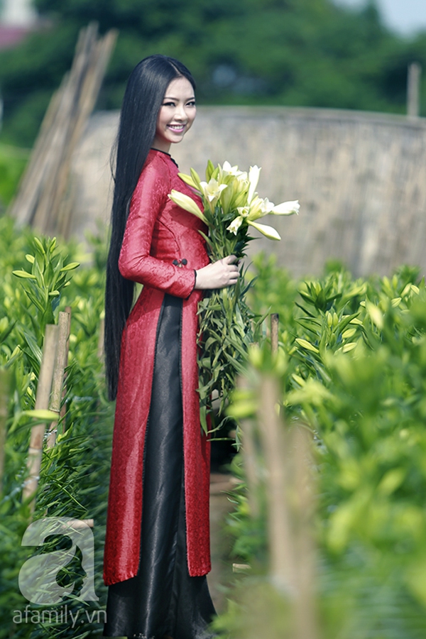Hoa hậu Ngọc Anh và Hoa loa kèn 8