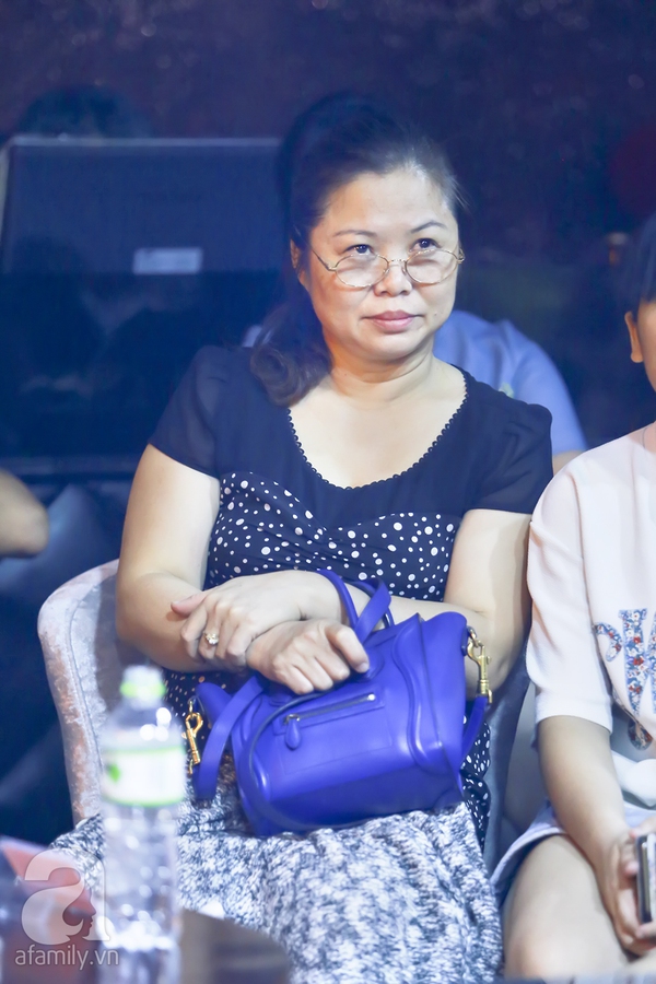 Mẹ cổ vũ Hương Tràm