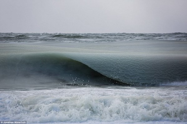 Kỳ lạ hiện tượng sóng biển đột ngột đóng băng 1