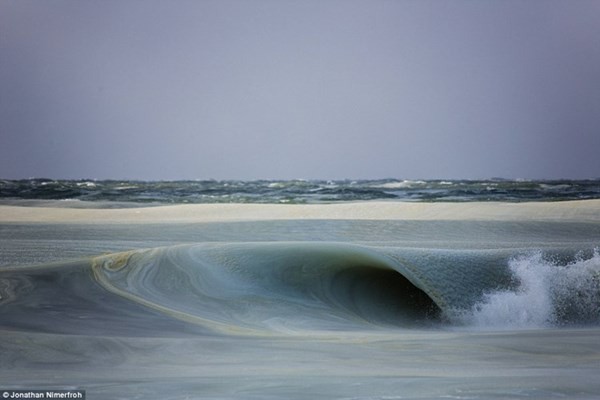 Kỳ lạ hiện tượng sóng biển đột ngột đóng băng 2