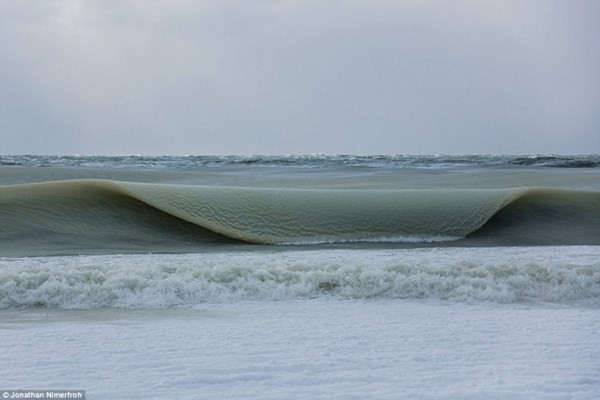 Kỳ lạ hiện tượng sóng biển đột ngột đóng băng 4