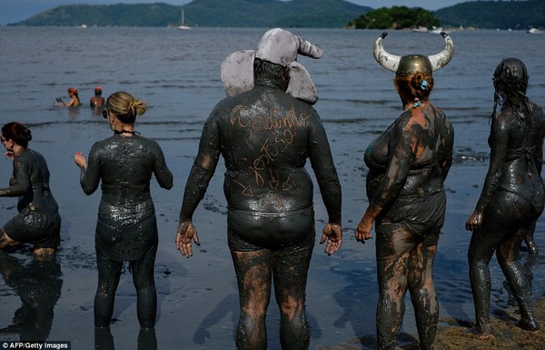 Đến Brazil xem lễ hội tắm bùn độc đáo 1
