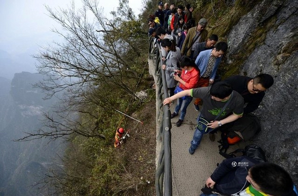 Treo mình trên vách đá cao 1400m để... dọn rác