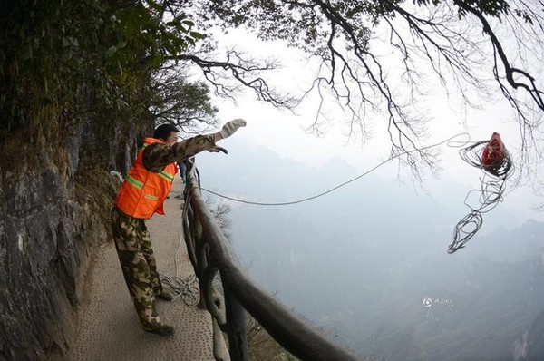 Treo m&igrave;nh tr&ecirc;n v&aacute;ch đ&aacute; cao 1400m để... dọn r&aacute;c