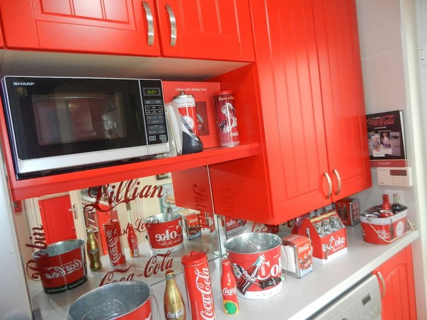 Căn nhà đỏ trắng của bà mẹ phát cuồng với Coca-cola  2
