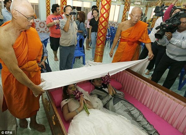 Độc đáo những đám cưới được tổ chức trong quan tài ở Thái Lan 1