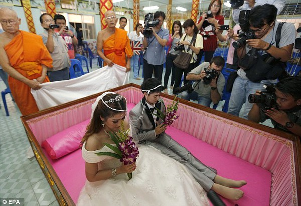 Độc đáo những đám cưới được tổ chức trong quan tài ở Thái Lan 2