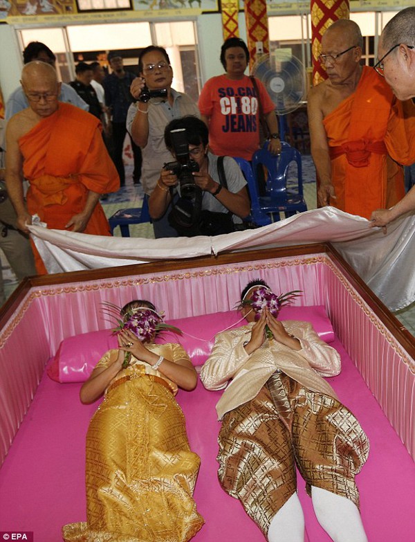 Độc đáo những đám cưới được tổ chức trong quan tài ở Thái Lan 3