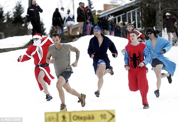 Cuộc thi kỳ lạ: Ăn mặc kì quái để chạy marathon trong băng tuyết   2