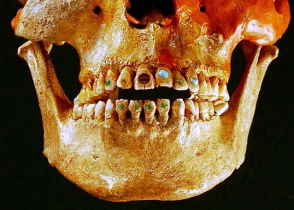 Xem người Maya cổ đục và đeo đá quý vào... răng 4