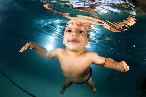 Ảnh em bé dưới nước siêu đáng yêu 8