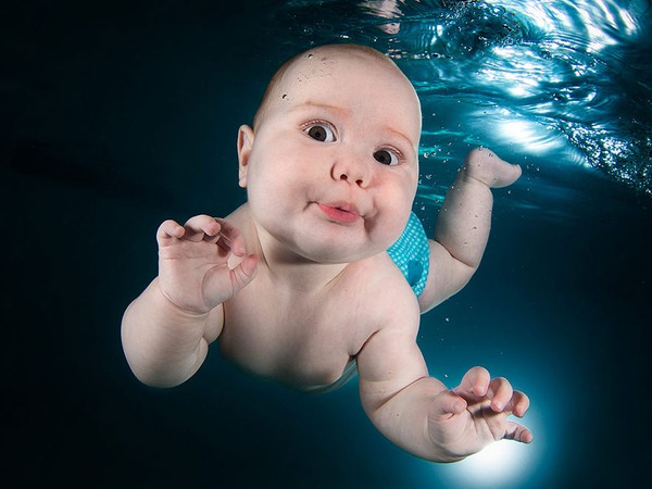 Ảnh em bé dưới nước siêu đáng yêu 13