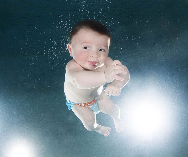 Ảnh em bé dưới nước siêu đáng yêu 14