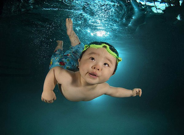 Ảnh em bé dưới nước siêu đáng yêu 15